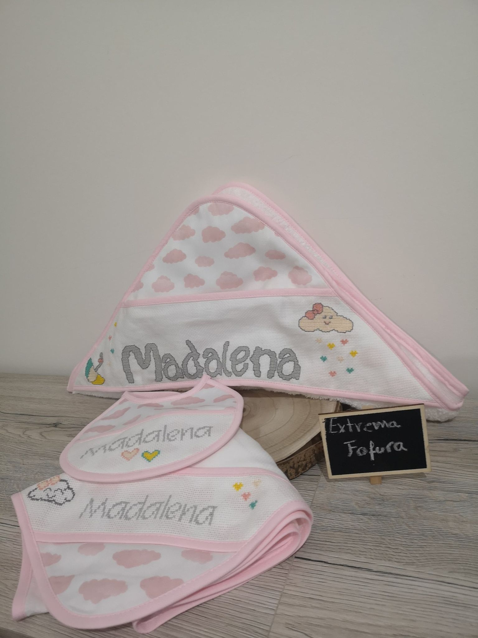 Conjunto babete. fralda e toalha de banho bebé bordados à mão